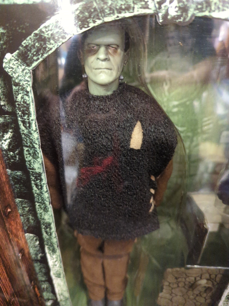 Laden Sie das Bild in Galerie -Viewer, Sideshow Collectible Monster Figure Son of Frankenstein 12-Inch - Used