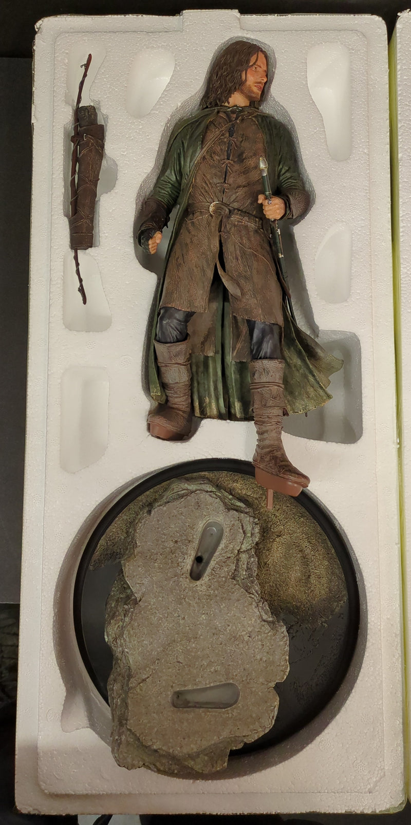 Carica immagine in Galleria Viewer, Weta Workshop The Lord of the Rings Aragorn 1/6 Scale Statue - Used