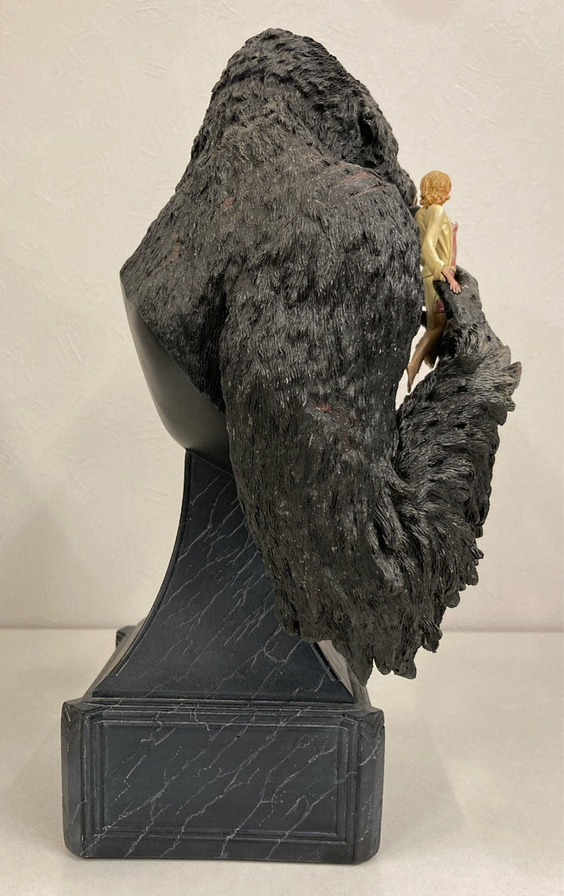 Carica immagine in Galleria Viewer, Weta Collectibles King Kong with Ann Darrow Bust - Used