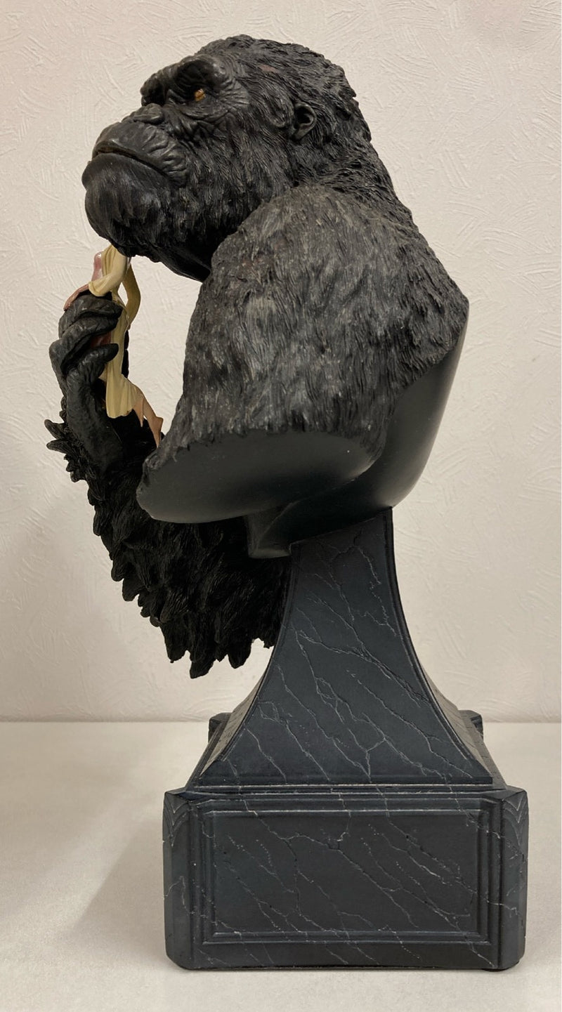 Carica immagine in Galleria Viewer, Weta Collectibles King Kong with Ann Darrow Bust - Used
