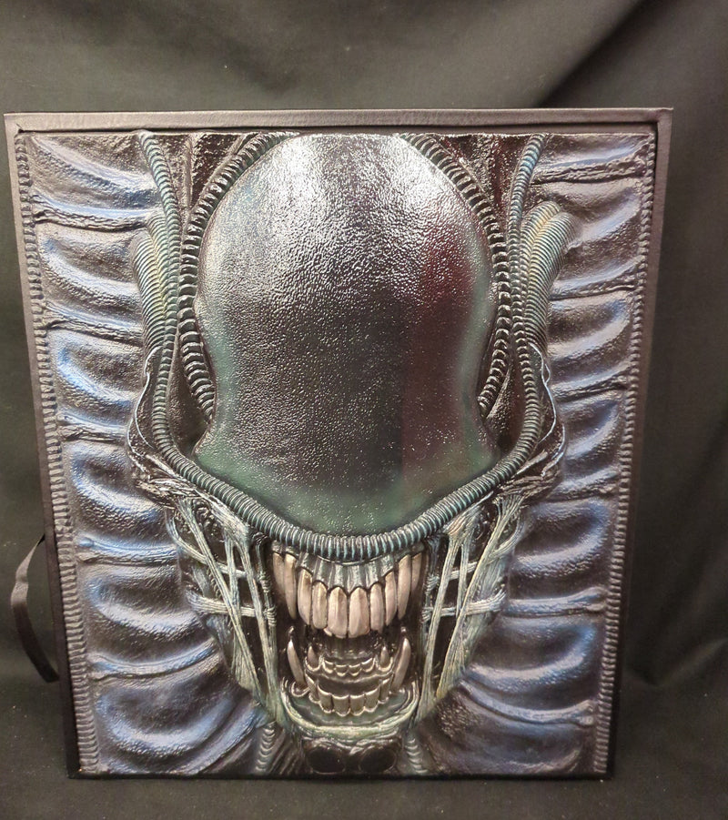 Carica immagine in Galleria Viewer, Weyland-Yutani Corp Alien Collector's Edition Book "The Weyland-Yutani Report" - Used