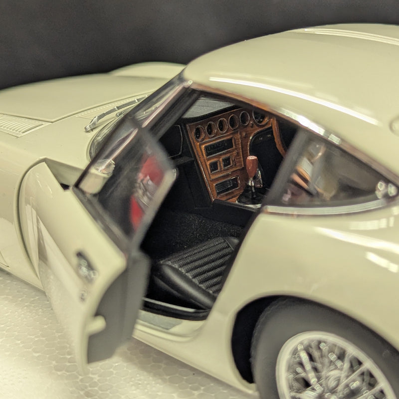 Cargue la imagen en el visor de la galería, AUTOart 1/18 Toyota 2000GT Wire Spoke Wheel Version White 78754 Composite - Used