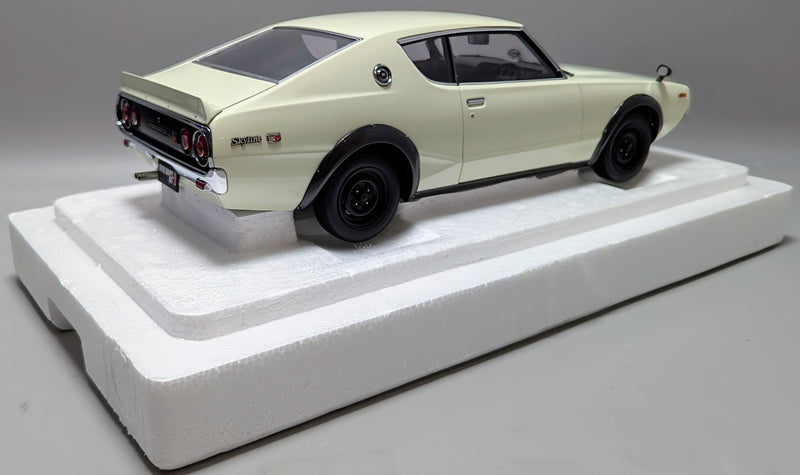 Laden Sie das Bild in Galerie -Viewer, AUTOart 1/18 Nissan Skyline 2000 GT-R (KPGC110) White 77472 Composite Model - Used