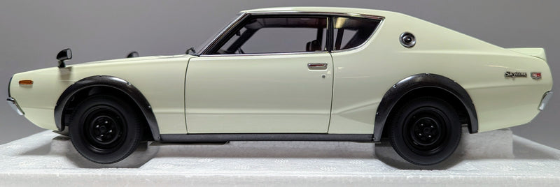 Laden Sie das Bild in Galerie -Viewer, AUTOart 1/18 Nissan Skyline 2000 GT-R (KPGC110) White 77472 Composite Model - Used