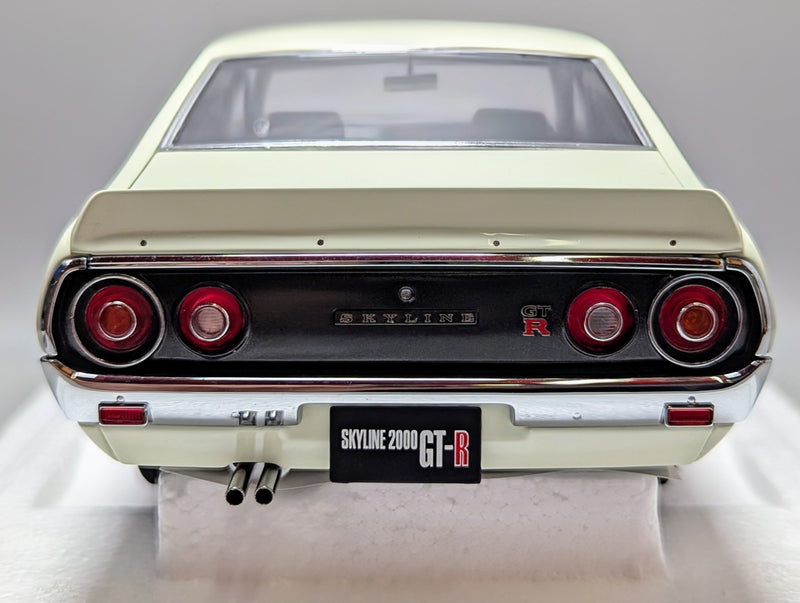 Laden Sie das Bild in Galerie -Viewer, AUTOart 1/18 Nissan Skyline 2000 GT-R (KPGC110) White 77472 Composite Model - Used