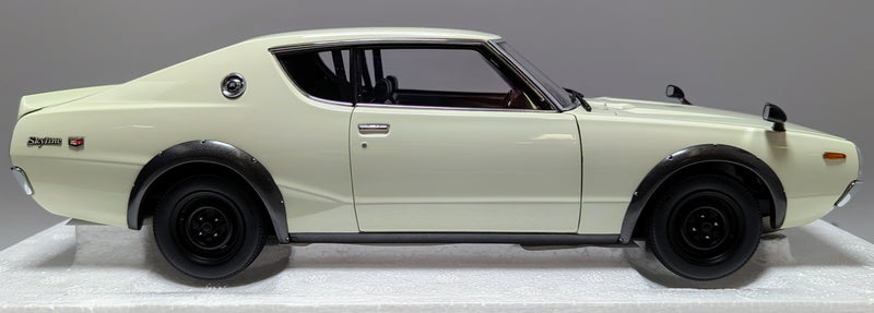 Laden Sie das Bild in Galerie -Viewer, AUTOart 1/18 Nissan Skyline 2000 GT-R (KPGC110) White 77472 Composite Model - Used