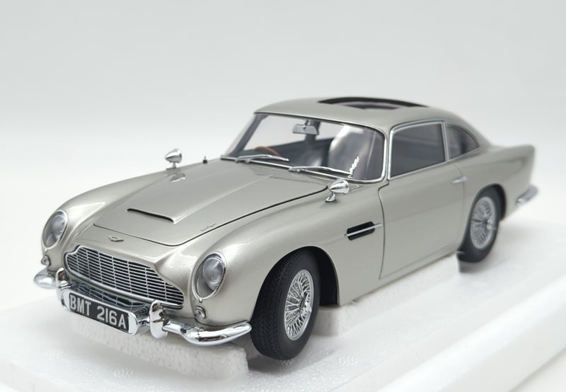 Carica immagine in Galleria Viewer, AUTOart 1/18 Aston Martin DB5 Goldfinger (with Weapons) Silver 70296 - Used