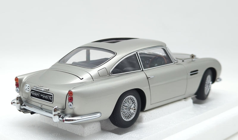 Carica immagine in Galleria Viewer, AUTOart 1/18 Aston Martin DB5 Goldfinger (with Weapons) Silver 70296 - Used