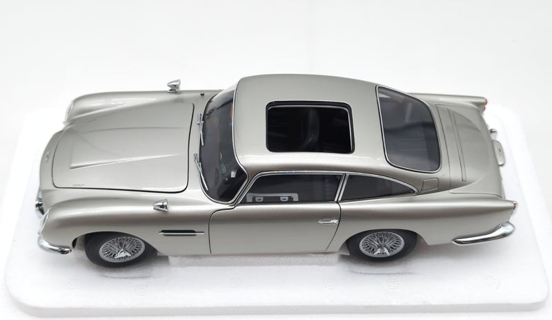 Carica immagine in Galleria Viewer, AUTOart 1/18 Aston Martin DB5 Goldfinger (with Weapons) Silver 70296 - Used