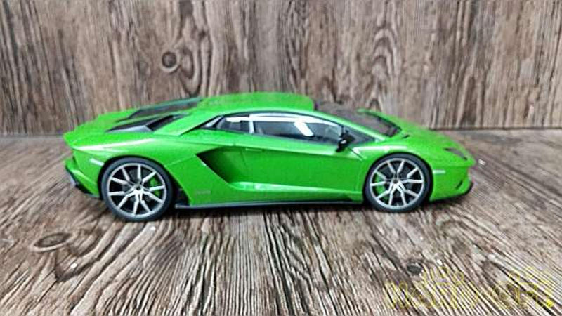 Load image into Gallery viewer, AUTOART LAMBORGHINI AVENTADOR S 1/18 Scale Model Car– Used