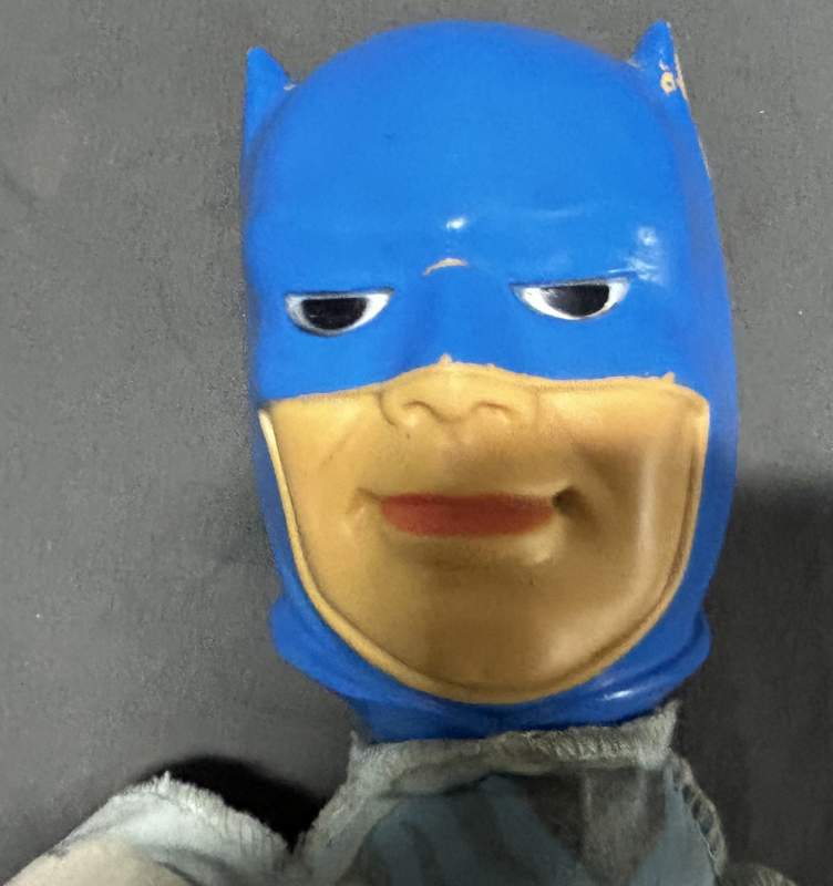 Laden Sie das Bild in Galerie -Viewer, Ideal Batman Hand Puppet (Cloth) - Used