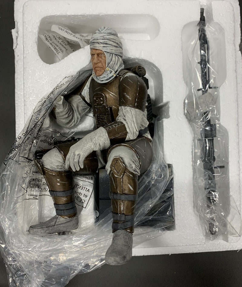 Laden Sie das Bild in Galerie -Viewer, Gentle Giant 1/8 Scale Collector's Gallery Dengar Statue - Used