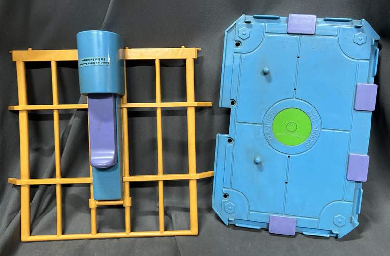 Laden Sie das Bild in Galerie -Viewer, ToyBiz Rage Cage Hulk Action Figure - Used