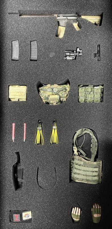 Laden Sie das Bild in Galerie -Viewer, VeryCool 1/6 Scale A-TACS FG Double Women Soldier Jenner & German Shepherd Dog Set - Used