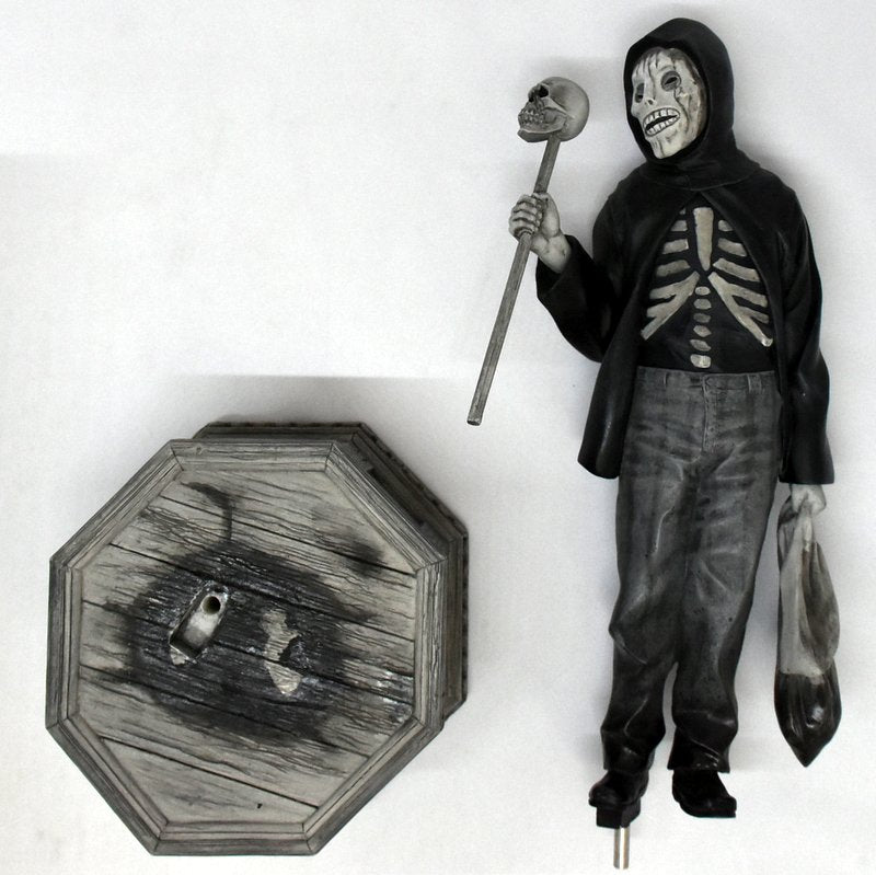 Chargez l'image dans la visionneuse de la galerie, Trick or Treat Studios 16-Inch Doyle Collector's Statue - Used