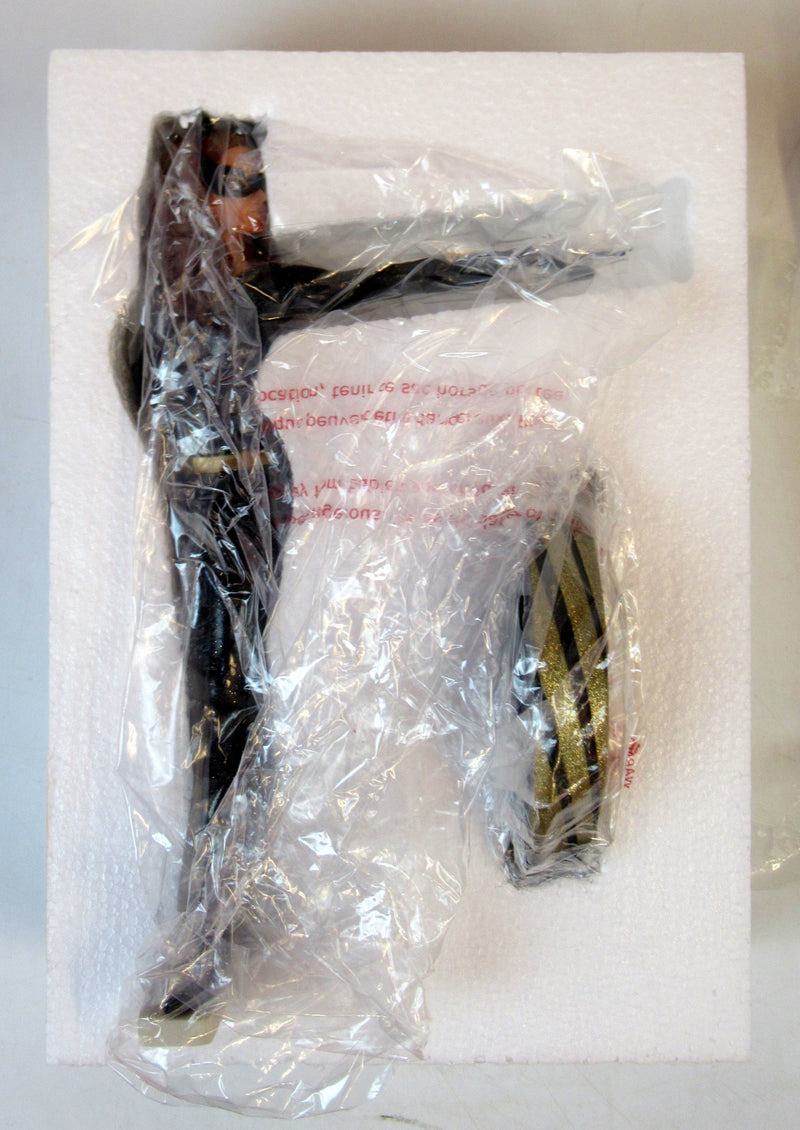 Laden Sie das Bild in Galerie -Viewer, Diamond Select Toys Premier Collection Catwoman Statue (Batman 1966 TV Series) - Used