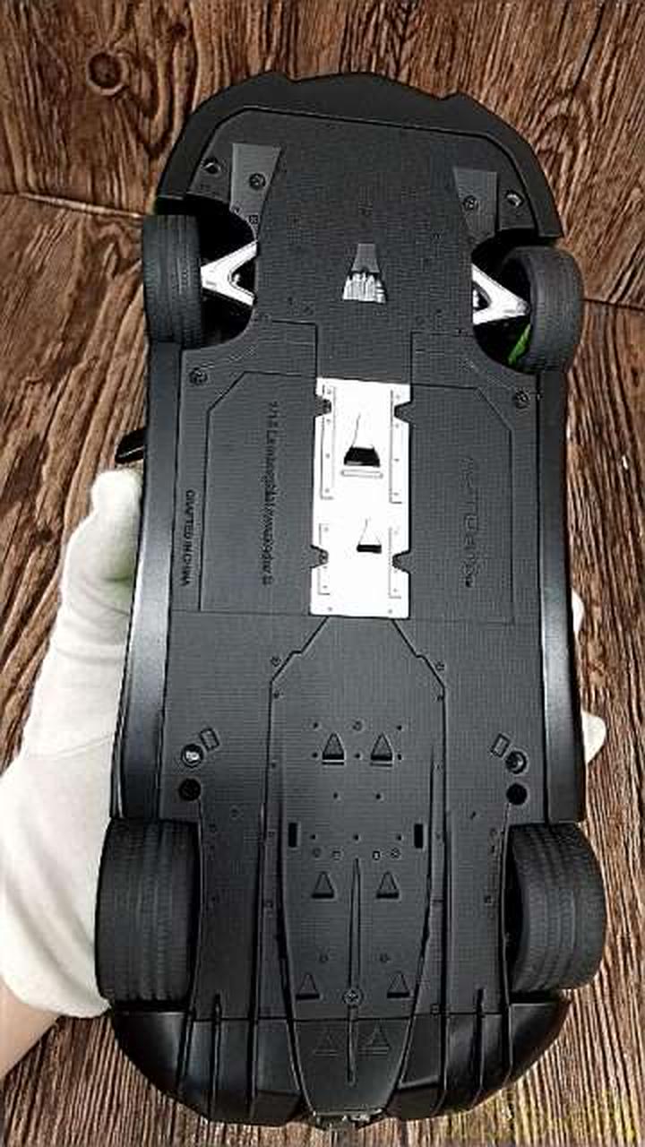 Load image into Gallery viewer, AUTOART LAMBORGHINI AVENTADOR S 1/18 Scale Model Car– Used