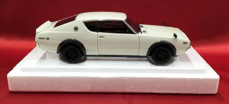 Chargez l'image dans la visionneuse de la galerie, AUTOart Nissan Skyline 2000 GT-R KPGC110 (White) 1/18 Scale Car– Used