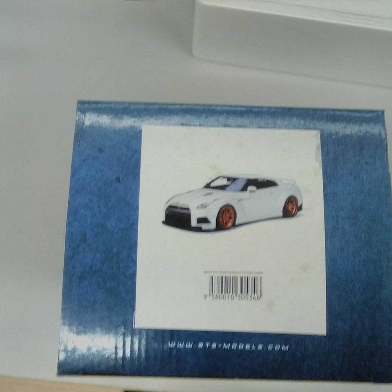 Load image into Gallery viewer, AUTOart GT-R R35 White 1/18 Scale Model Car– Used