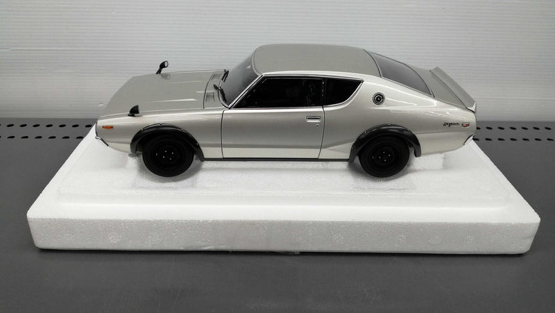 Load image into Gallery viewer, AUTOart Nissan Skyline 2000GT-R (KPGC110) 1/18 Scale Car– Used