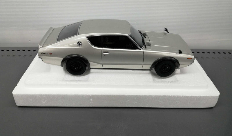 Load image into Gallery viewer, AUTOart Nissan Skyline 2000GT-R (KPGC110) 1/18 Scale Car– Used