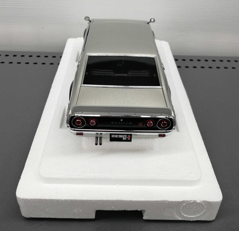 Load image into Gallery viewer, AUTOart Nissan Skyline 2000GT-R (KPGC110) 1/18 Scale Car– Used