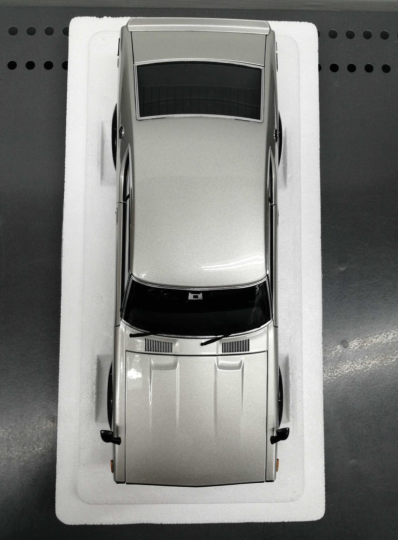 Load image into Gallery viewer, AUTOart Nissan Skyline 2000GT-R (KPGC110) 1/18 Scale Car– Used