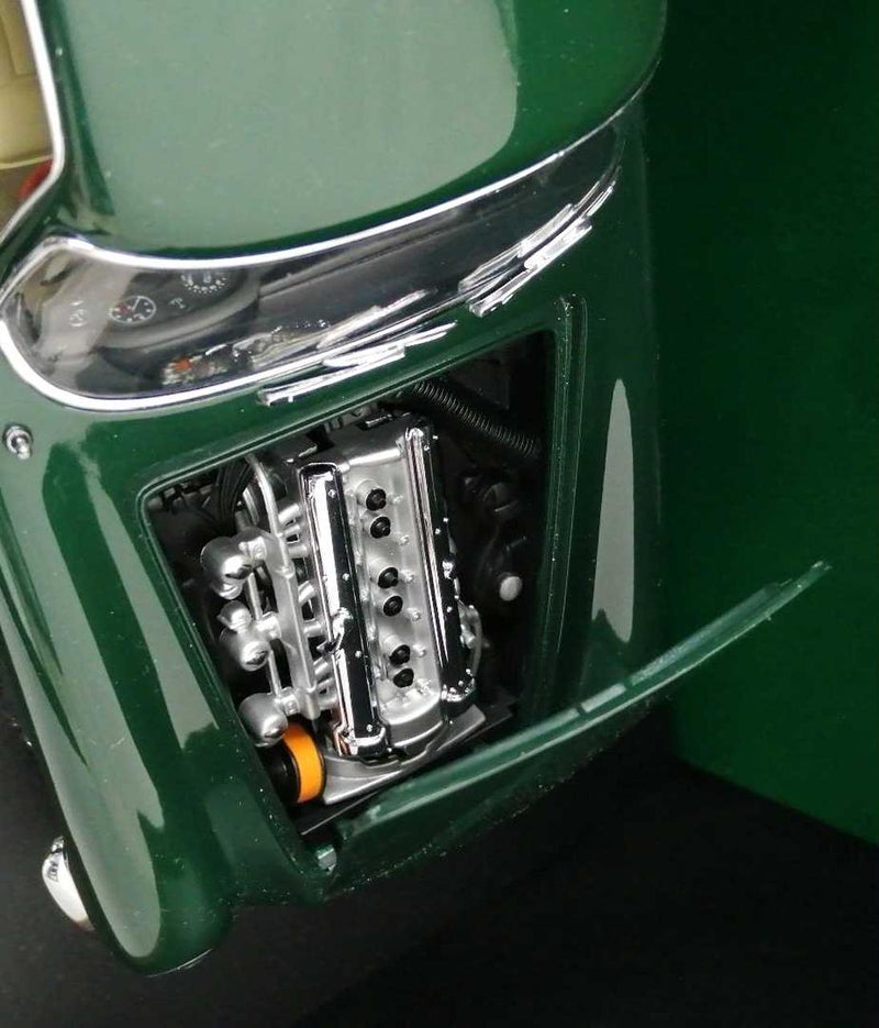 Laden Sie das Bild in Galerie -Viewer, AUTOart 1/18 Aston Martin DB5 Diecast Model Car