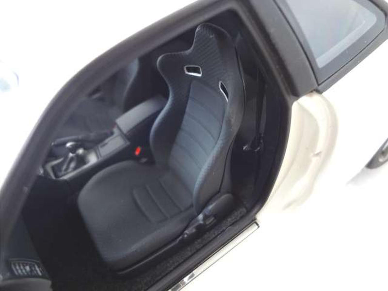 Laden Sie das Bild in Galerie -Viewer, AUTOart 1/18 Nissan Skyline GT-R R34 V-spec II (White Pearl) Scale Car– Used