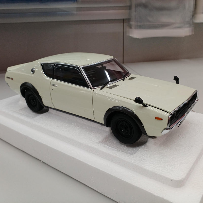 Load image into Gallery viewer, AUTOART NISSAN SKYLINE 2000 GT-R 1/18 Scale Car– Used