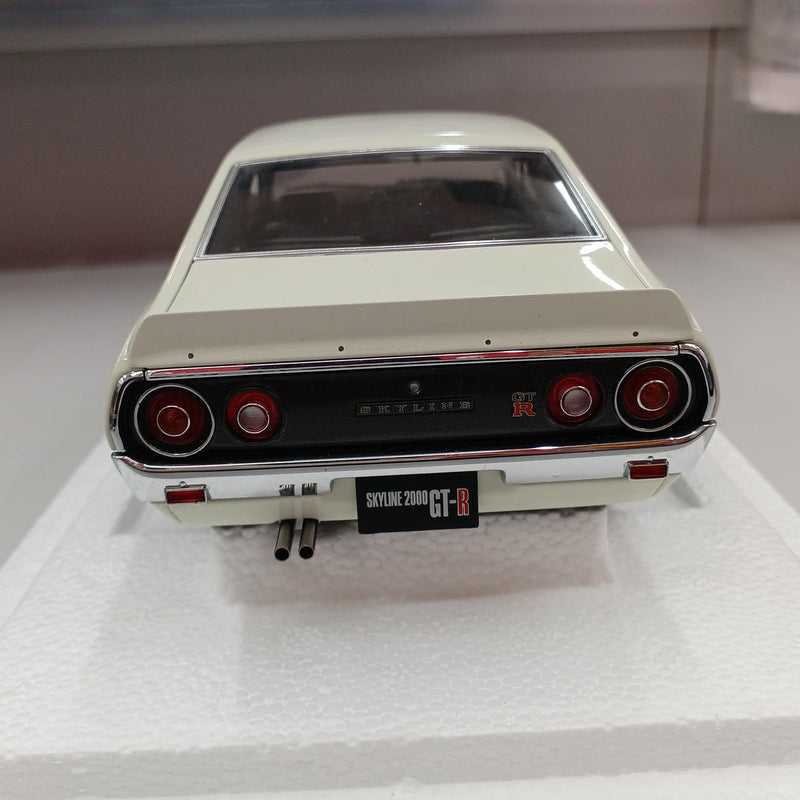 Load image into Gallery viewer, AUTOART NISSAN SKYLINE 2000 GT-R 1/18 Scale Car– Used