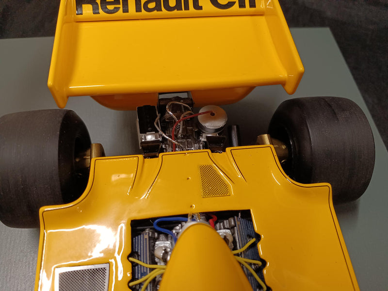 Laden Sie das Bild in Galerie -Viewer, MINIMAX SPARK 18S371 Porsche 911 RSR 1/18 Scale Model Car– Used