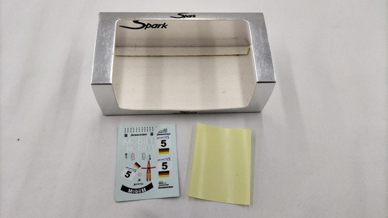 Laden Sie das Bild in Galerie -Viewer, SPARK MINIMAX MERCEDES CLR 1/43 Scale Car– Used