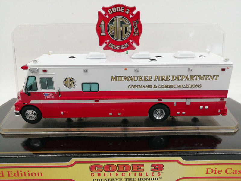 Chargez l'image dans la visionneuse de la galerie, CODE 3 COLLECTIBLES 1/64 MILWAUKEE FIRE DEPARTMENT Diecast Model– Used