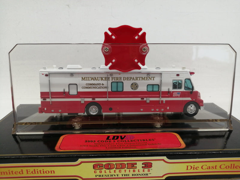 Chargez l'image dans la visionneuse de la galerie, CODE 3 COLLECTIBLES 1/64 MILWAUKEE FIRE DEPARTMENT Diecast Model– Used