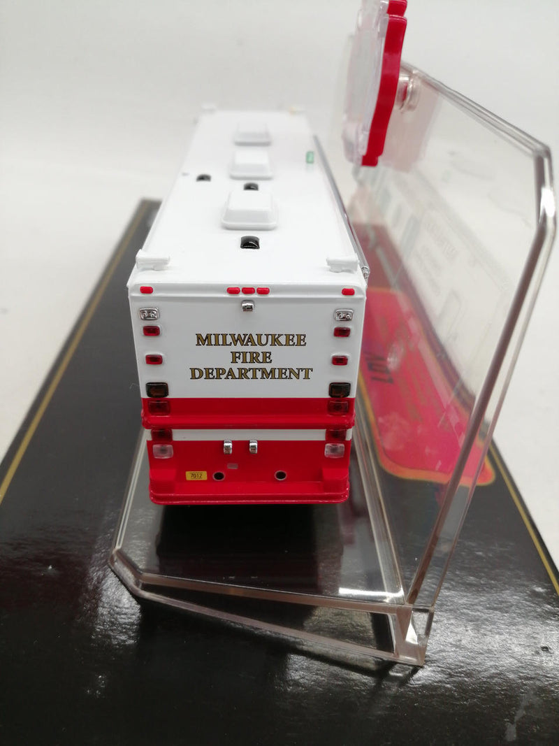 Chargez l'image dans la visionneuse de la galerie, CODE 3 COLLECTIBLES 1/64 MILWAUKEE FIRE DEPARTMENT Diecast Model– Used