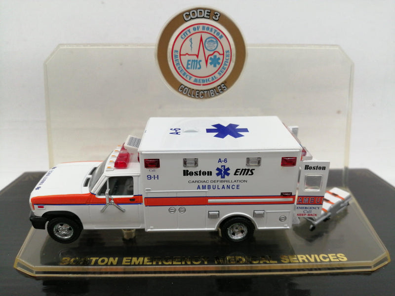 Laden Sie das Bild in Galerie -Viewer, CODE 3 COLLECTIBLES BOSTON AMBULANCE NUMBER 6 1/64 Diecast Model– Used