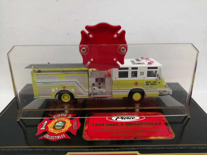Laden Sie das Bild in Galerie -Viewer, CODE 3 1/64 METRO DADE COUNTY FIRE RESCUE Diecast Model– Used