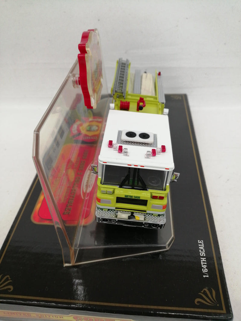 Laden Sie das Bild in Galerie -Viewer, CODE 3 1/64 METRO DADE COUNTY FIRE RESCUE Diecast Model– Used