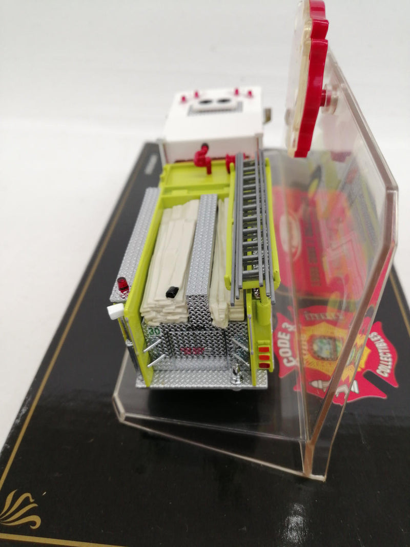 Laden Sie das Bild in Galerie -Viewer, CODE 3 1/64 METRO DADE COUNTY FIRE RESCUE Diecast Model– Used