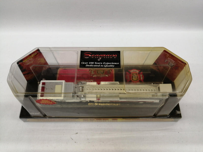 Laden Sie das Bild in Galerie -Viewer, CODE 3 1/64 CITY OF WASHINGTON D.C. AERIAL LADDER Diecast Model– Used