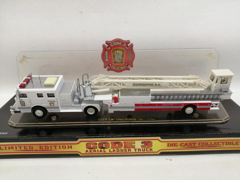 Laden Sie das Bild in Galerie -Viewer, CODE 3 1/64 CITY OF WASHINGTON D.C. AERIAL LADDER Diecast Model– Used