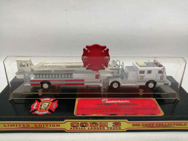 Laden Sie das Bild in Galerie -Viewer, CODE 3 1/64 CITY OF WASHINGTON D.C. AERIAL LADDER Diecast Model– Used