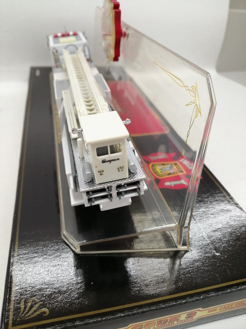 Laden Sie das Bild in Galerie -Viewer, CODE 3 1/64 CITY OF WASHINGTON D.C. AERIAL LADDER Diecast Model– Used