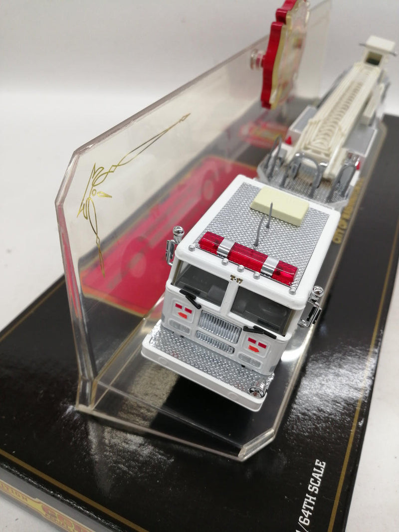 Laden Sie das Bild in Galerie -Viewer, CODE 3 1/64 CITY OF WASHINGTON D.C. AERIAL LADDER Diecast Model– Used
