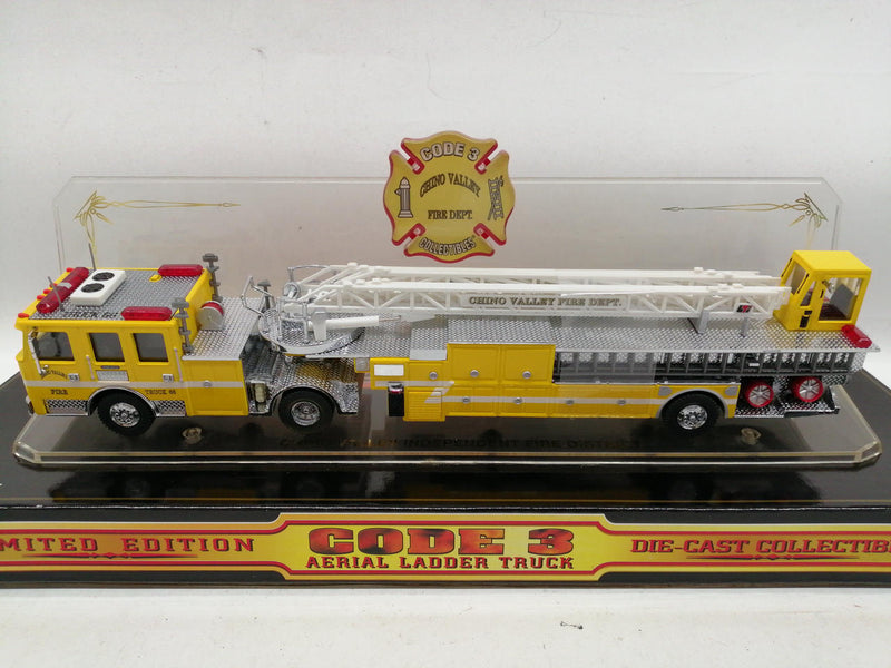Laden Sie das Bild in Galerie -Viewer, CODE 3 1/64 CHINO VALLEY INDEPENDENT Fire Engine Diecast Model– Used