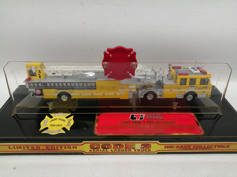 Laden Sie das Bild in Galerie -Viewer, CODE 3 1/64 CHINO VALLEY INDEPENDENT Fire Engine Diecast Model– Used