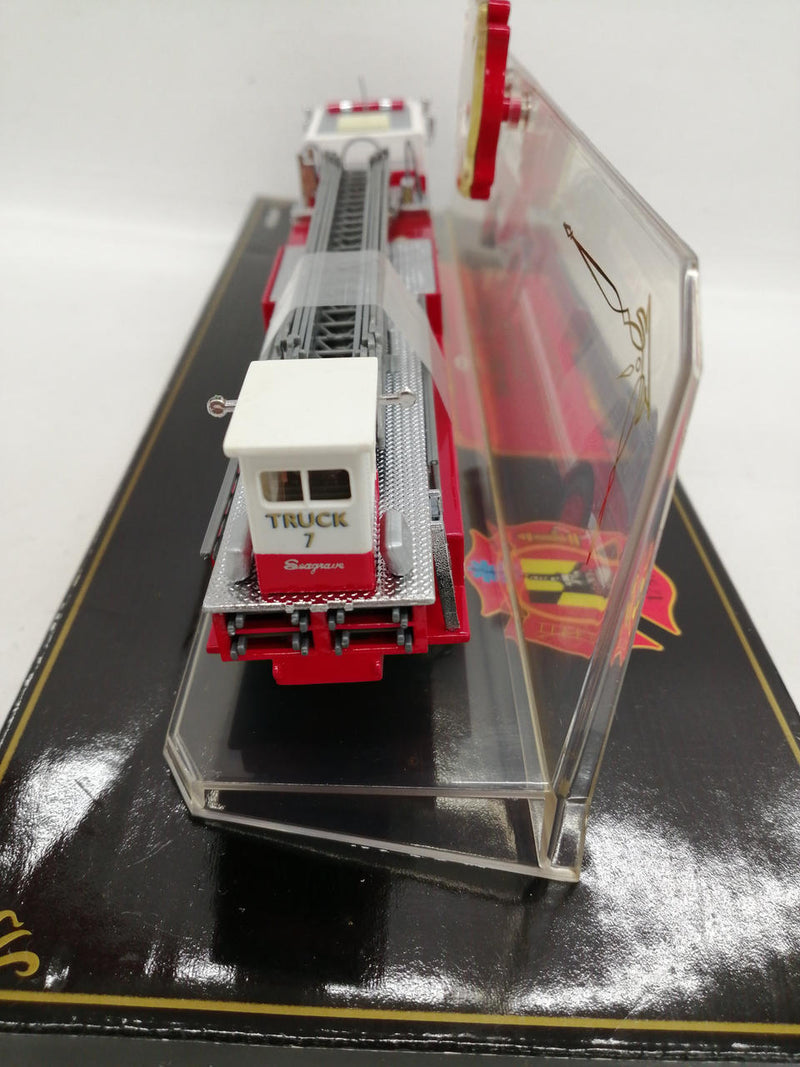 Laden Sie das Bild in Galerie -Viewer, CODE 3 1/64 CITY OF BALTIMORE AERIAL LADDER TRUCK Diecast Model– Used
