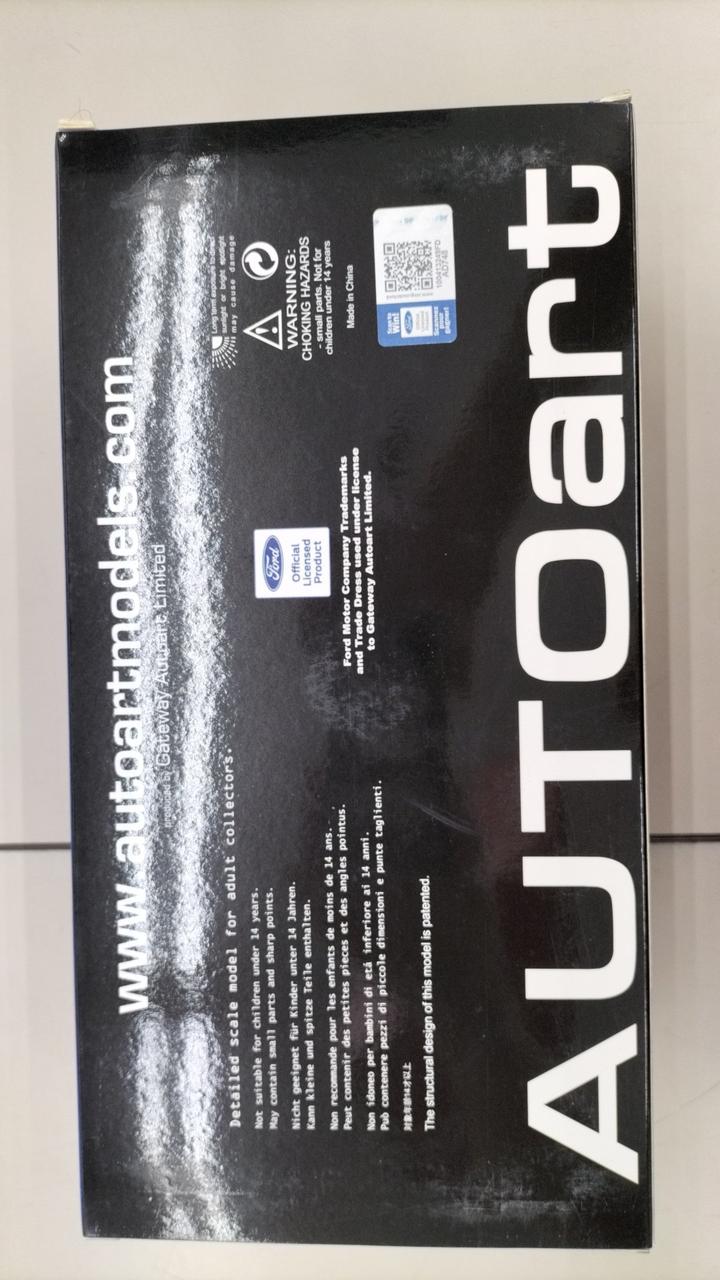 Load image into Gallery viewer, AUTOart Ford GT 2017 Diecast Car 1/18 Scale– Used
