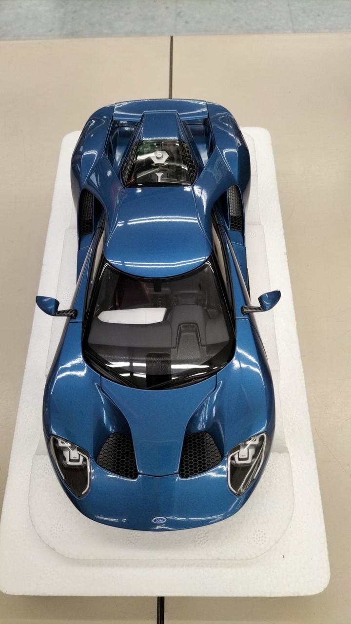 Load image into Gallery viewer, AUTOart Ford GT 2017 Diecast Car 1/18 Scale– Used